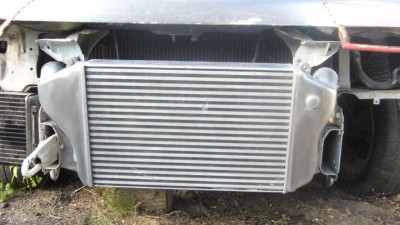 P1000802.jpg (115.38 KiB) Zobrazeno 9331 x Velký chladič, ručne leštěny, ješte na něm dělám. Japonský, žádná čína. Průmer vstupu a výstupu 55mm. K tomu upravené držáky. 6000